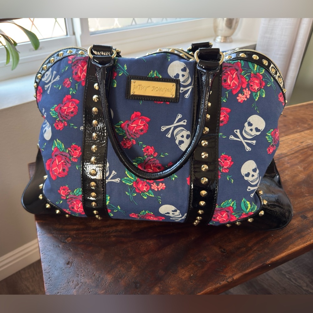 Betsey Johnson DOME SATCHEL
ROCKIN SKULLS